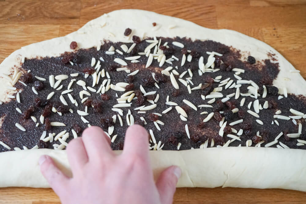 Rosinen-Mohn Schnecken - Schnecken aufrollen