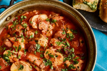 Chorizo-Fisch-Eintopf mit Knoblauchbrötchen