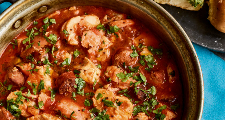 Chorizo-Fisch-Eintopf mit Knoblauchbrötchen