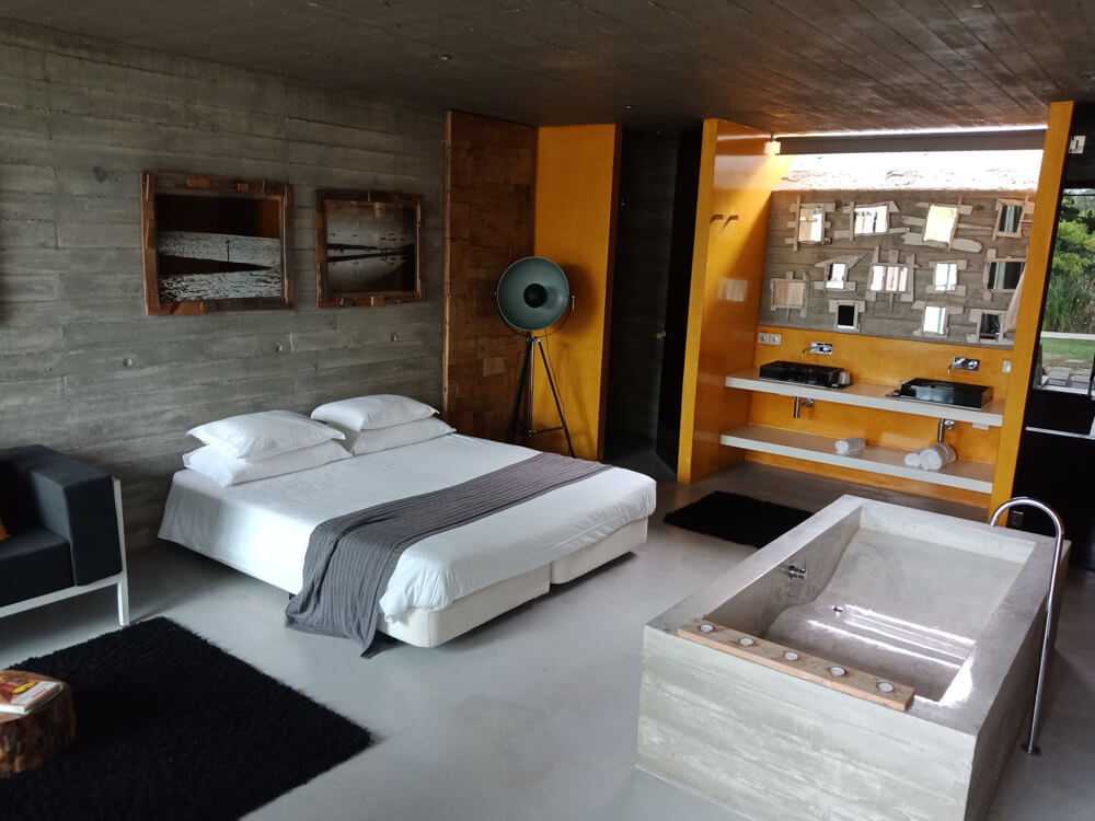 Rio do Prado Hotel, Portugal - Suite mit großer Badewanne