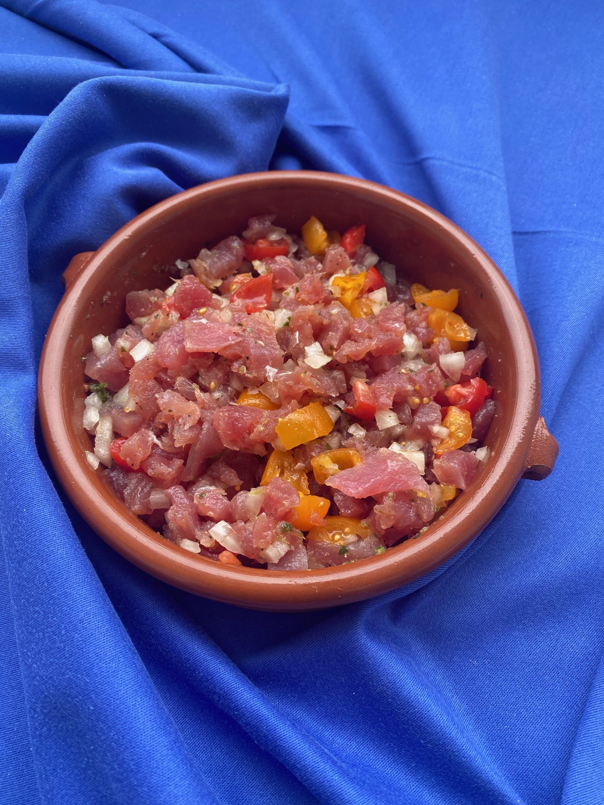 Thunfisch Ceviche mit zweierlei Tomaten &amp; frisches griechisches Olivenöl