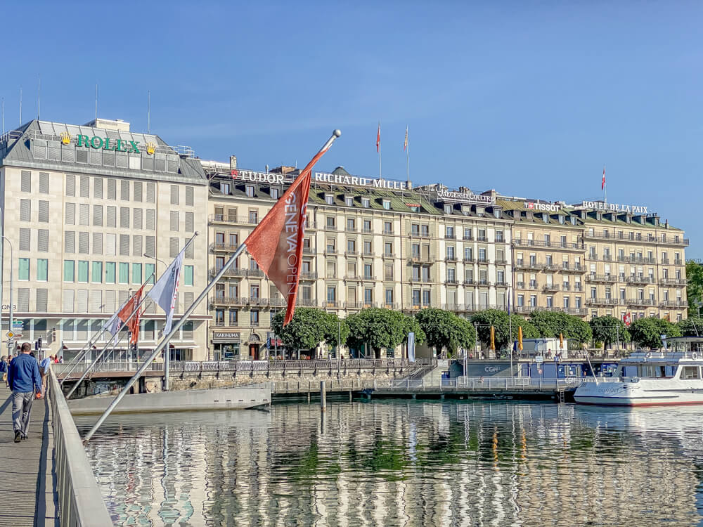 Genf entdecken - Uhrenwerbung an Villen