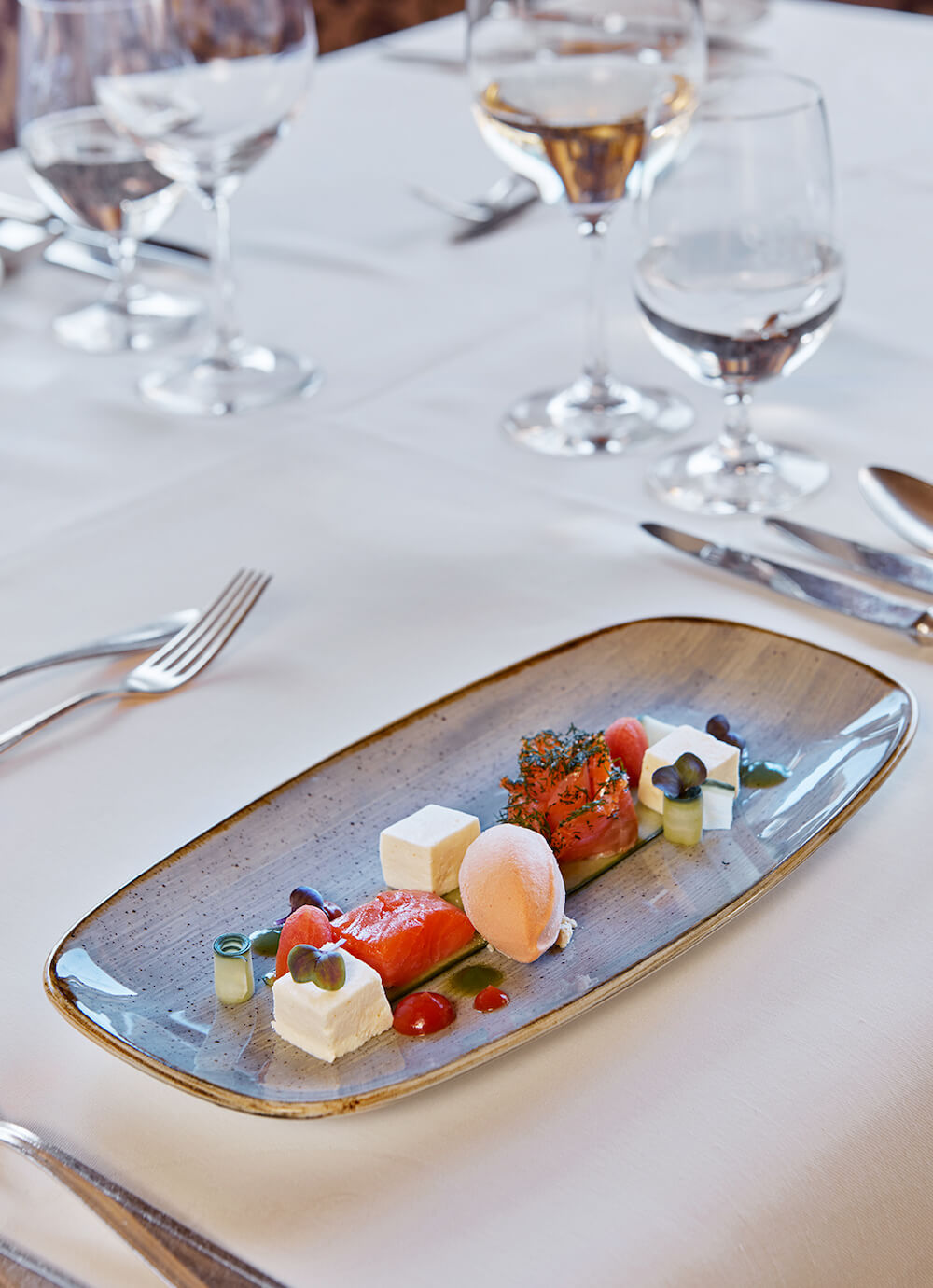 Food_Variation von Lachs, Gurke und Ehrwalder Bio Ziegenkäse © hotelsinger.com