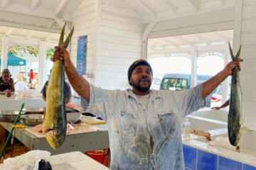 Markt in Marigot, Saint Martin - Händler mit großen Mahi Mahi