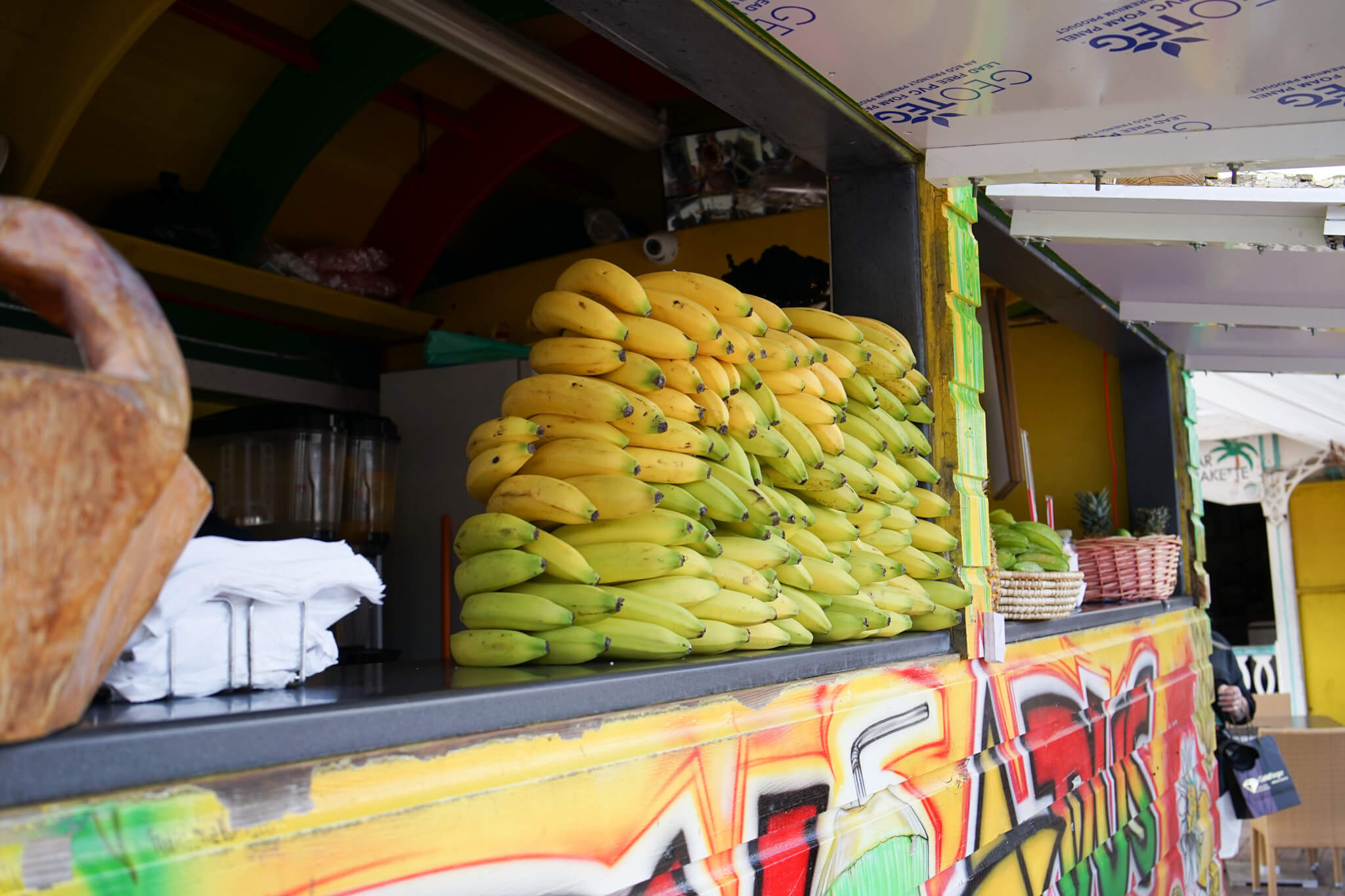 Markt in Marigot, Saint Martin - Smoothie Stand mit Bananen