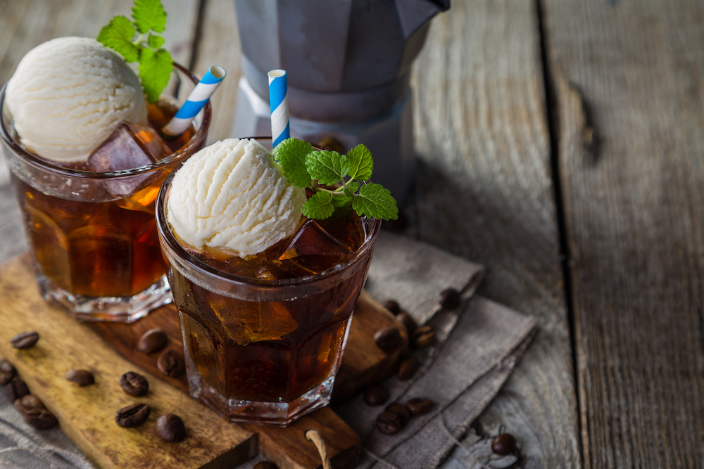 Erfrischender Genuss - Eiskaffee mit hausgemachtem Vanilleeis für den ...