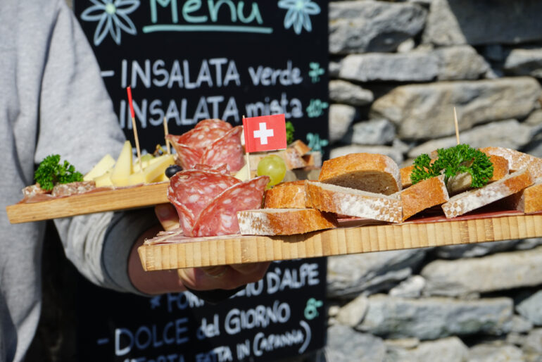 Kartoffel-Chips mit Lachs-Tatar