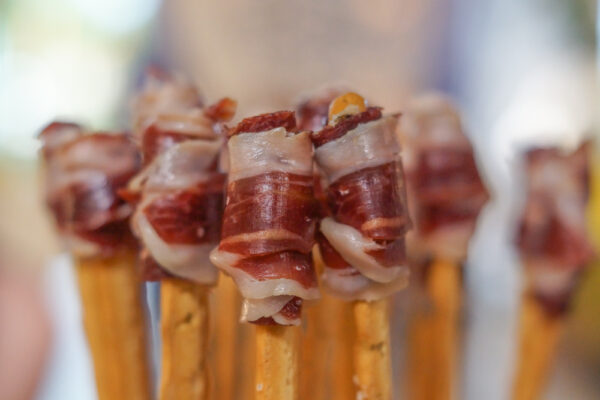 Köstlicher Snack - Selbstgemachte Grissini mit Pata Negra-Scheiben