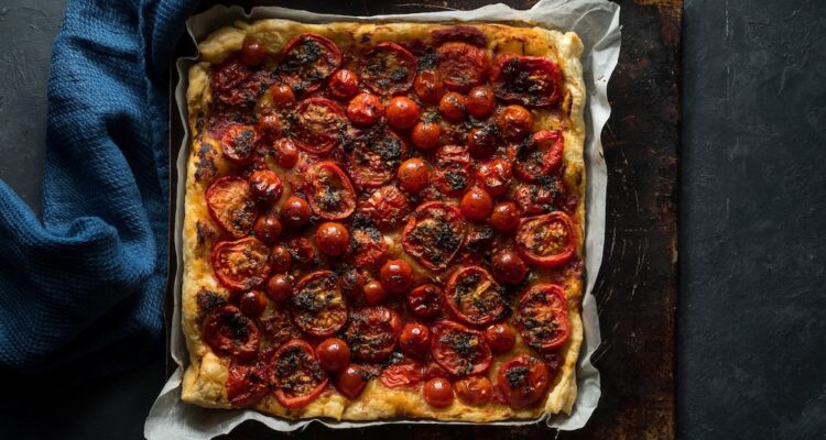 Blätterteigpizza mit gerösteten Tomaten